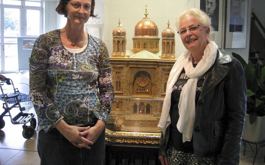 Samen met een andere vrouwelijke vrijwilliger reist Ira Stam (l.) de hele wereld over om Joden bekend te maken met de Bijbel.   beeld RD