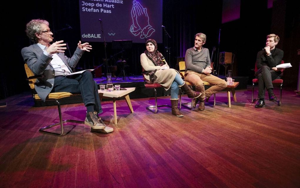 Onder het motto ”Van God los. Minder gelovig, meer op zoek?” werd maandagavond in De Balie in Amsterdam een debat over religie en spiritualiteit gevoerd. V.l.n.r.: prof. dr. Joep de Hart, onderzoekster Ibtissam Abaaziz en prof. dr. Stefan Paas. beeld Eran