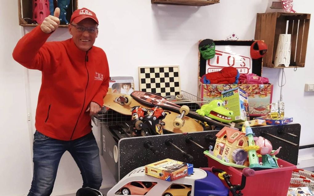 Peter Steenbergen van Thuis Op Straat bij ingezameld speelgoed na het uitbranden van een speelgoeddepot in Rotterdam. beeld RD