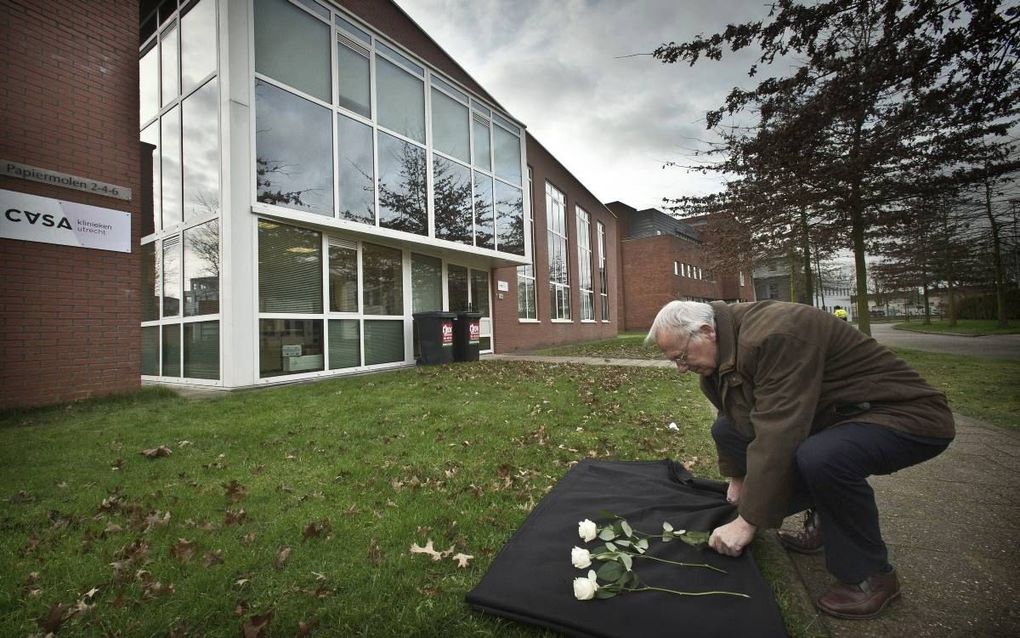 Schreeuw om Leven legt bloemen neer bij een abortuskliniek in Houten. Een bufferzone rond klinieken tegen prolife-demonstranten is luchtfietserij, zegt Kees van Helden van Schreeuw om Leven. beeld RD, Henk Visscher