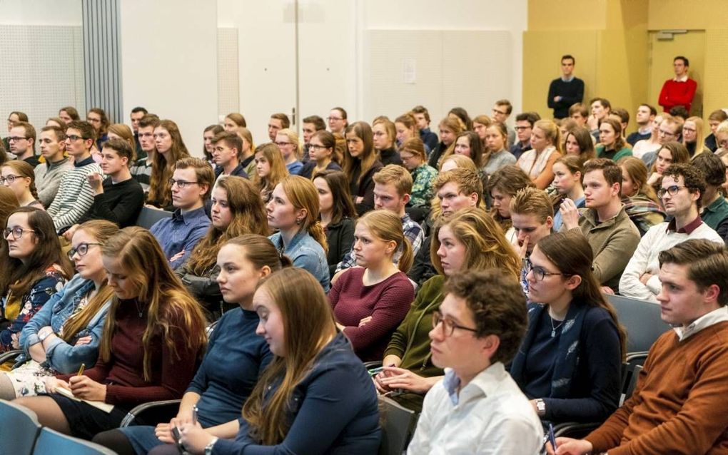 De bijeenkomst van de werkgroep voor studerenden van de Gereformeerde Gemeenten, vrijdag in Gouda, trok ongeveer 140 studenten. beeld Cees van der Wal