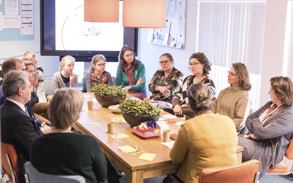 De Reformatorische Oudervereniging hield maandag in Amersfoort een gesprek over ouderbetrokkenheid. beeld André Dorst