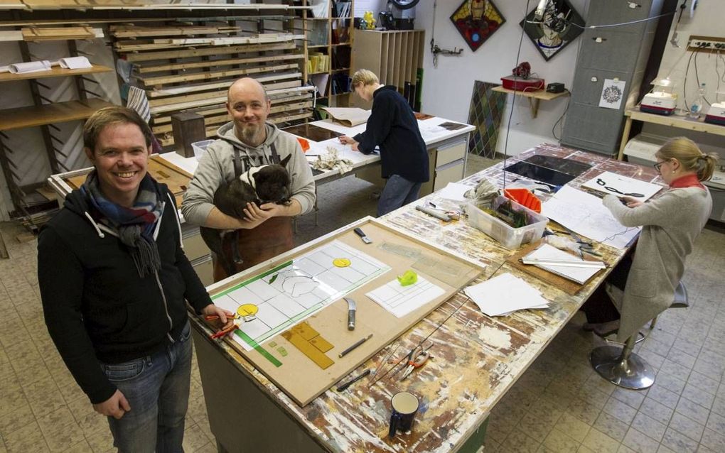 Arjan Boeve (l.) en, naast hem, Marien Heijboer van het bedrijf Brandglass. beeld RD, Anton Dommerholt