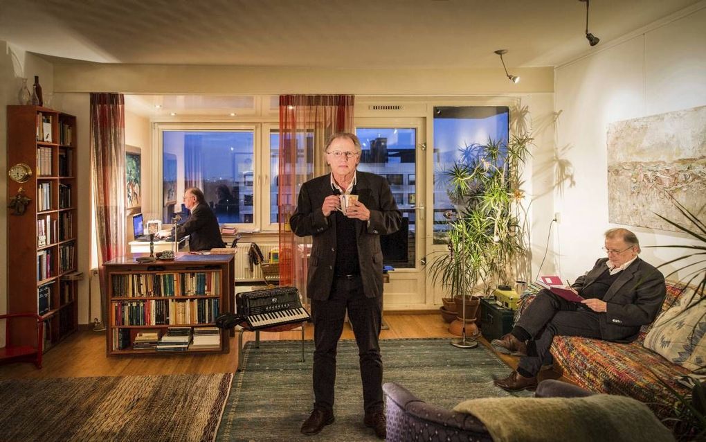Dichter Willem Jan Otten in zijn appartement in Amsterdam-Osdorp. beeld RD, Henk Visscher