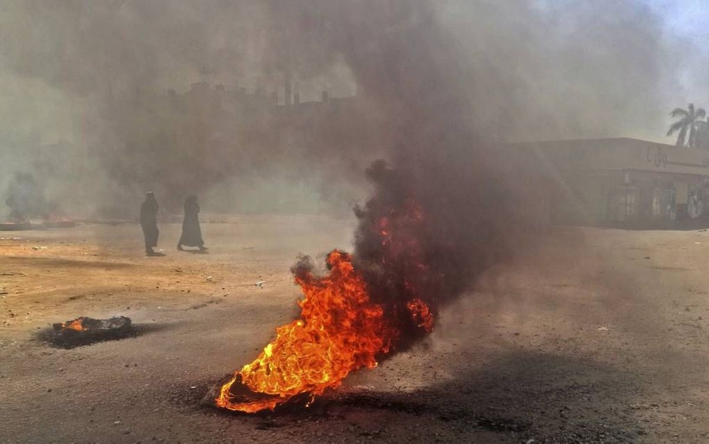 Barricades van demonstranten in Khartoem, Sudan. beeld AFP