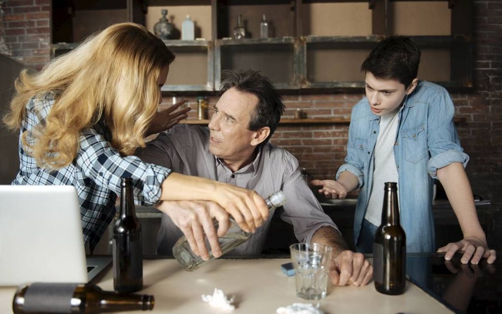 Maak bespreekbaar wat in het gezin rond verslaving speelt. beeld iStock