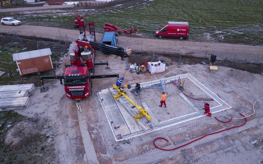 Goedkoop een stuk grond kopen, dat naar eigen inzicht inrichten en er zelf je huis op bouwen? In de Almeerse wijk Oosterwold is het mogelijk. Die vrijheid heeft echter een keerzijde: overleg met buren over bijvoorbeeld de aanleg van wegen blijkt knap last