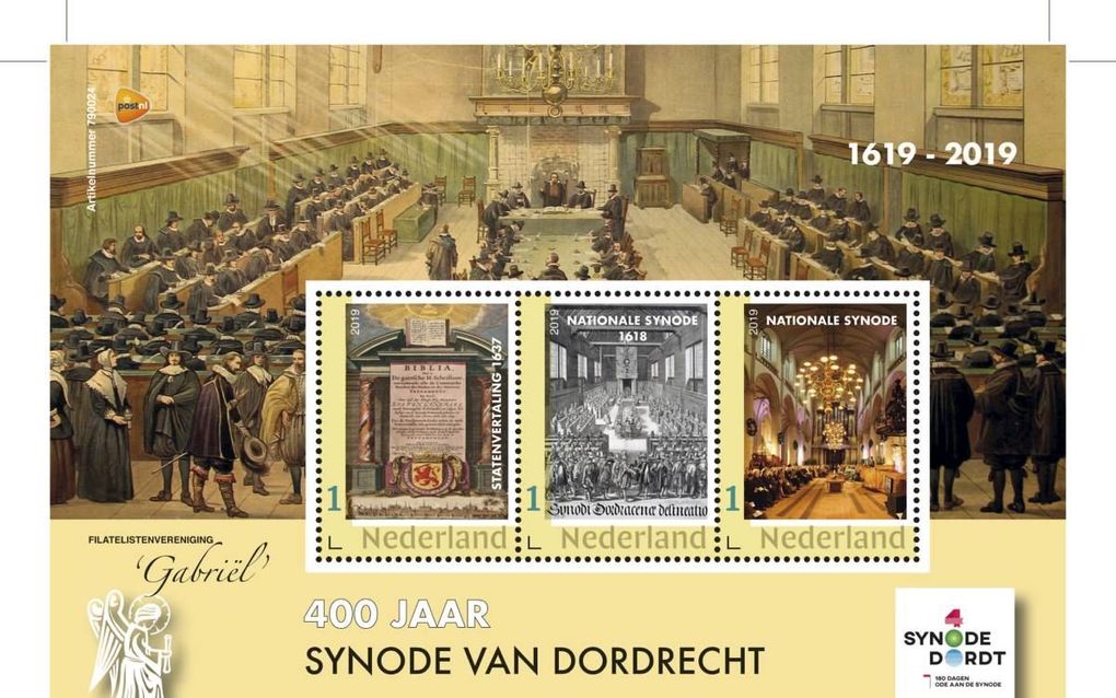 Op drie speciale postzegels ter herdenking van de Dordtse synode is onder meer het voorblad van de eerste Statenbijbel te zien. beeld PostNL