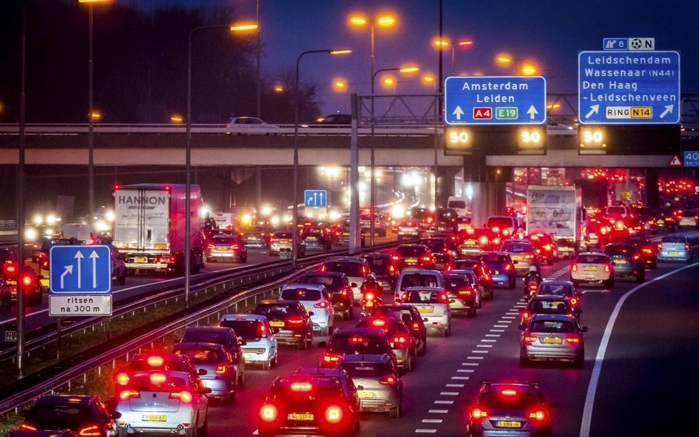 Als het rekeningrijden wordt ingevoerd, neemt de hoeveelheid files naar verwachting flink af. Volgens wetenschappers is er geen andere optie die hetzelfde effect heeft. beeld ANP, Lex van Lieshout