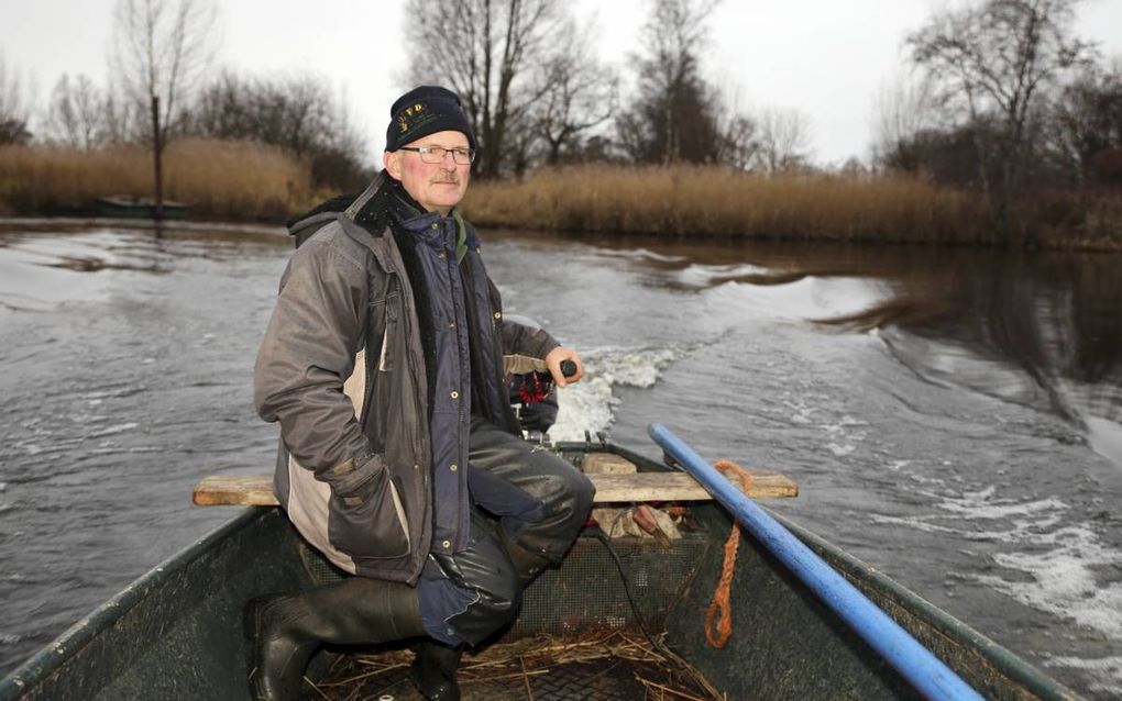 „De velden zijn allemaal door menselijk handelen ontstaan”, zegt rietsnijder Wout van de Belt. Maar zonder subsidie is het telen van riet niet rendabel. beeld Eelco Kuiken