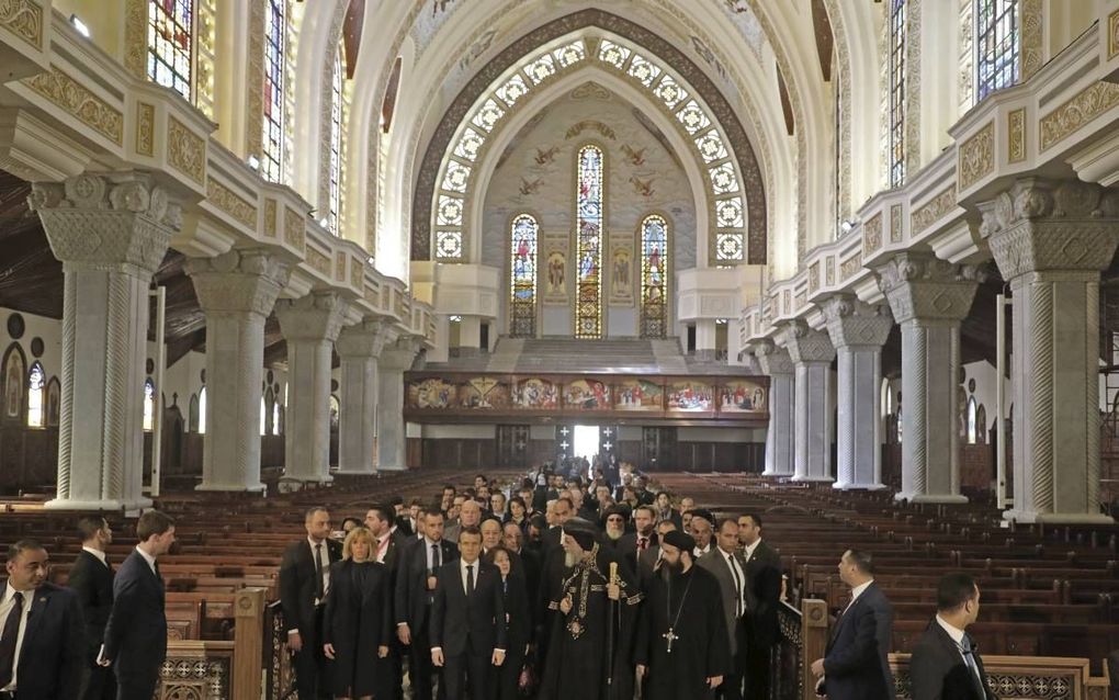 De Franse president Macron bezoekt de kathedraal van St. Markus in Caïro. beeld AFP, Ludovic Marin