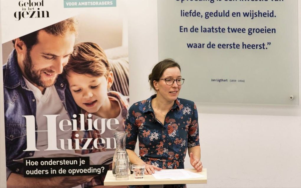 Dr. Danielle van de Koot-Dees sprak woensdagmiddag op de Christelijke Hogeschool Ede (CHE) tijdens het symposium ”Heilige Huizen” van het project ”Geloof in het gezin”. beeld Prodefu/LCJ