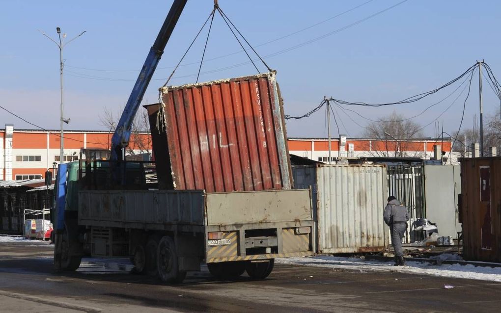 De laatste winkeltjes in zeecontainers op de bazaar van Almaty verdwijnen om plaats te maken voor nieuwe handelsgebouwen. beeld William Immink