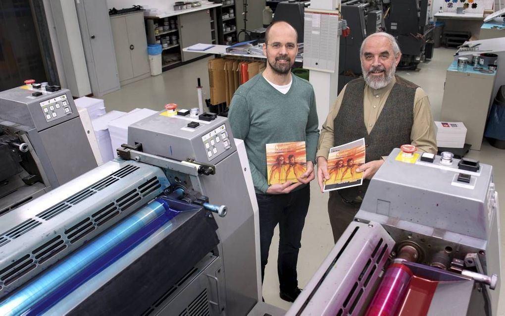 Arie L. de Carpentier (r.) en René Kolsters namen vrijdag het eerste exemplaar van hun gezamenlijke boek in ontvangst. beeld Dirk Hol
