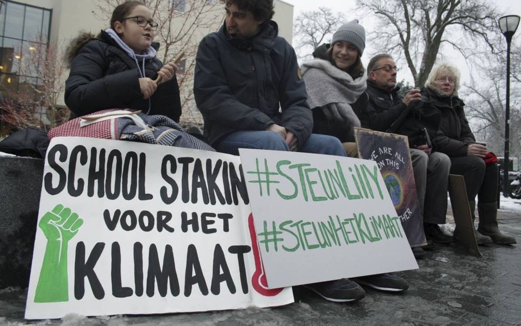 Lily Platt spijbelt om aandacht te vragen voor de klimaatproblematiek. Jesse Klaver houdt haar gezelschap beeld Frans-Jan Snoek