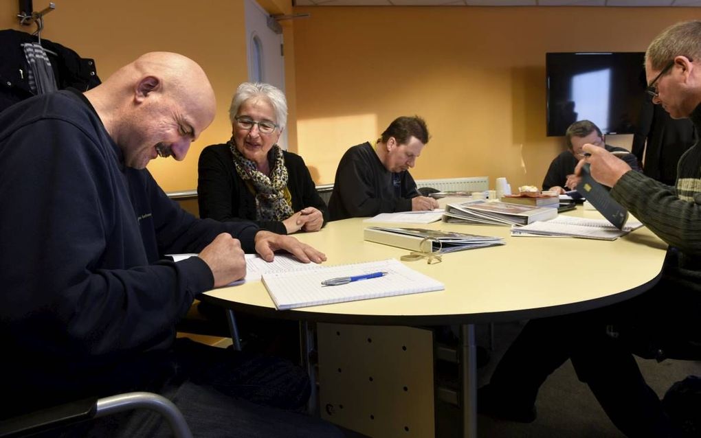 Een initiatief in Leeuwarden om groenwerkers te helpen hun leesvaardigheid te verbeteren werd bekroond met de publieksprijs van Taalhelden 2018. beeld Marchje Andringa