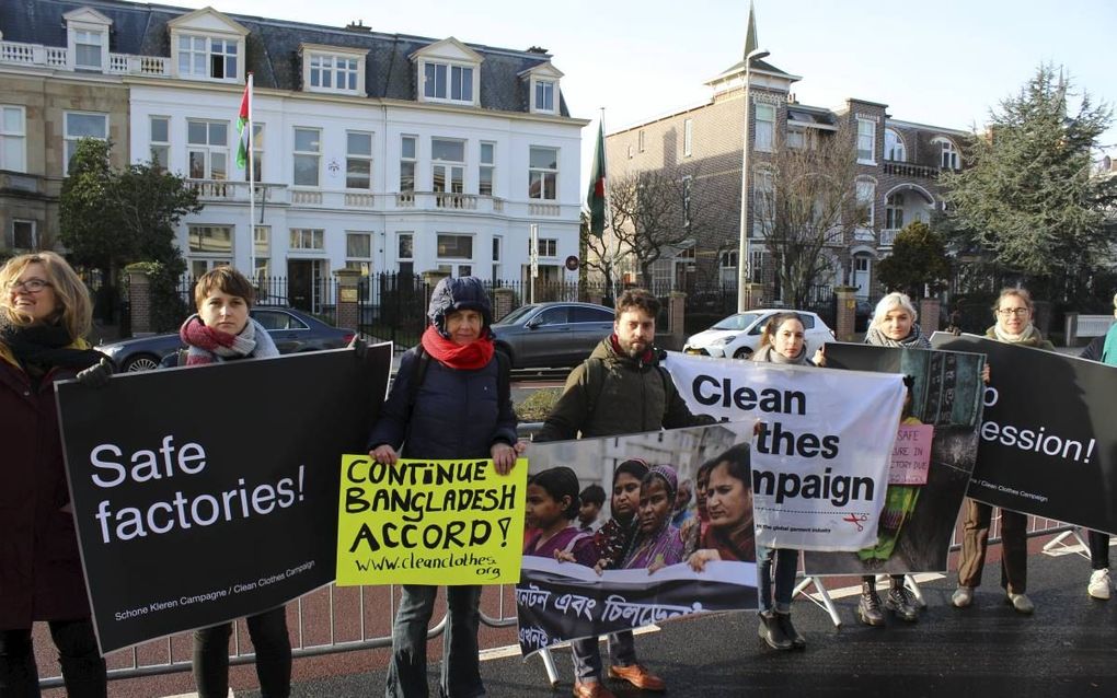 In steden in heel Europa organiseerden consumenten en activisten vorige week protestacties waarmee ze de overheid van Bangladesh opriepen tot een betere bescherming van arbeiders in de kledingindustrie. beeld Human Rights Watch