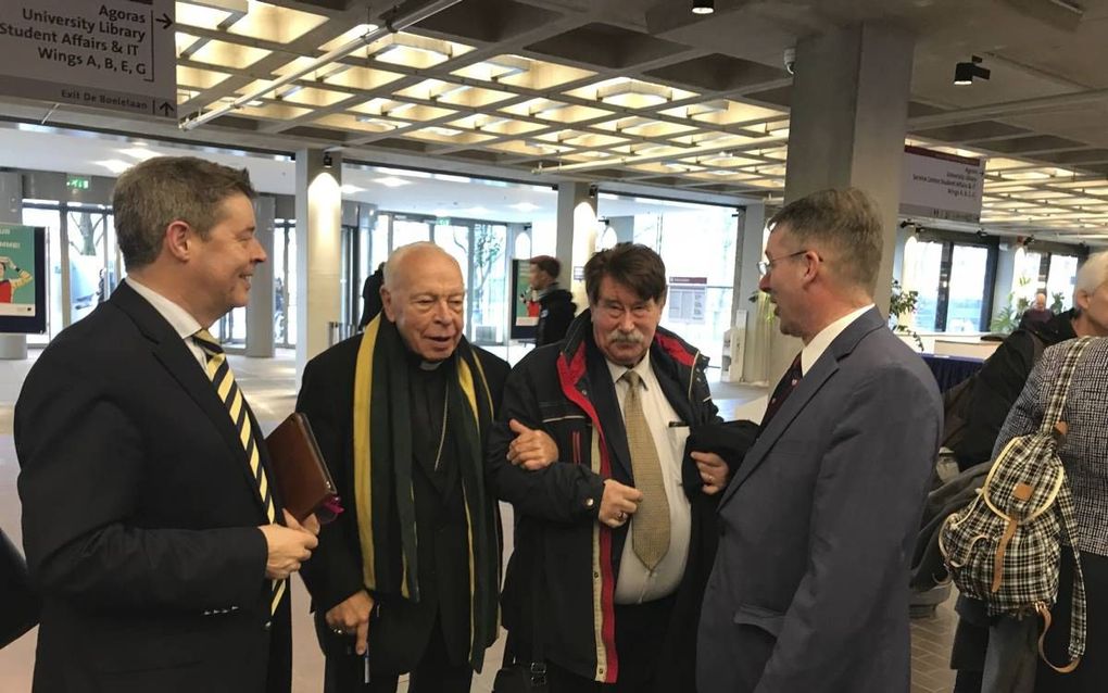 Prof. dr. Bert Jan Lietaert Peerbolte (links) en prof. dr. Paul van Geest (rechts) verwelkomen bisschop Bär (tweede van links).  beeld RD