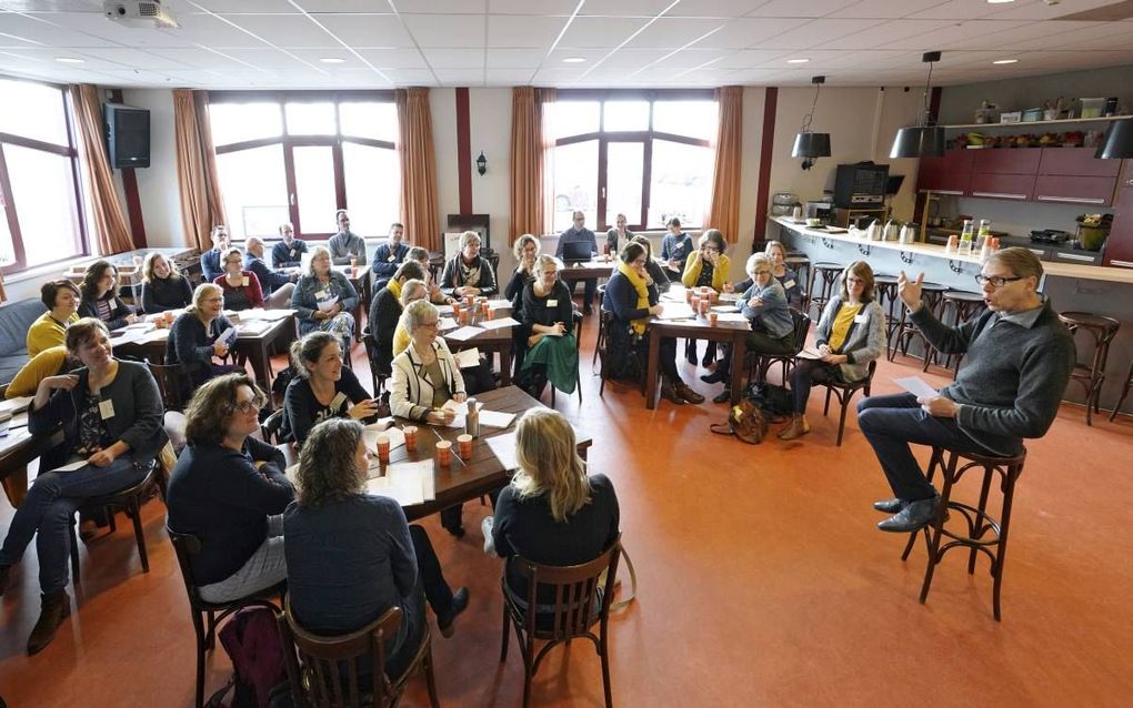 Schrijver Wim Daniëls hield zijn publiek zaterdag voor dat het bestuderen van woorden belangrijk is om de taal te leren beheersen. Daniëls sprak tijdens een studiedag voor christelijke kinderboekenauteurs. beeld Ruud Ploeg