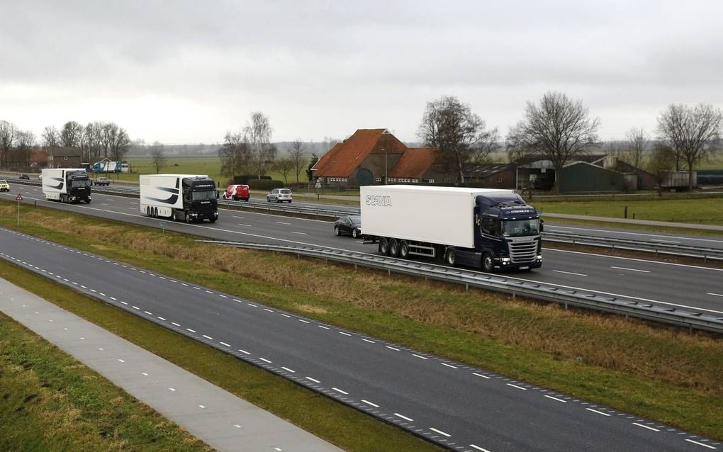 Nederland blijkt goed voorbereid te zijn op de komst van zelfrijdende voertuigen. Foto: proef met zelfrijdende trucks in 2015 op de A28 bij Zwolle. beeld ANP, Bas Czerwinski