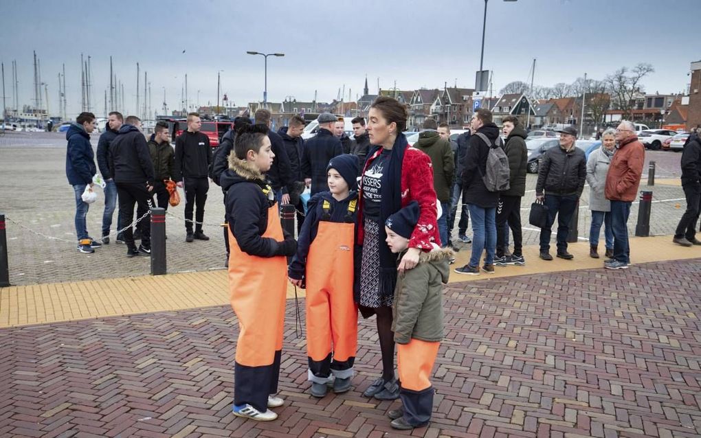 Een groep bezorgde Urkers verzamelde zich dinsdagmorgen op de havenkade voordat ze met bussen vertrokken naar Den Haag om de aandacht van de Tweede Kamer te vragen voor het dreigende pulskorverbod. beeld Freddy Schinkel