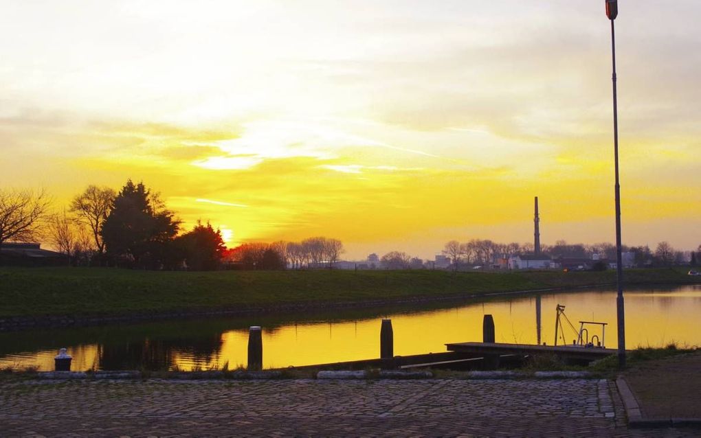 De avond valt over de haven van Arnemuiden. Figuurlijk gesproken ziet het er voor de Arnemuider pulsvissers ook donker uit, nu de pulstechniek door de EU wordt verboden.  beeld Van Scheyen Fotografie