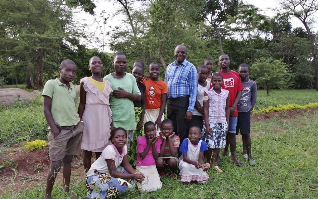 Clifford Kuyokwa temidden van weeskinderen in Malawi. beeld Stéphanos