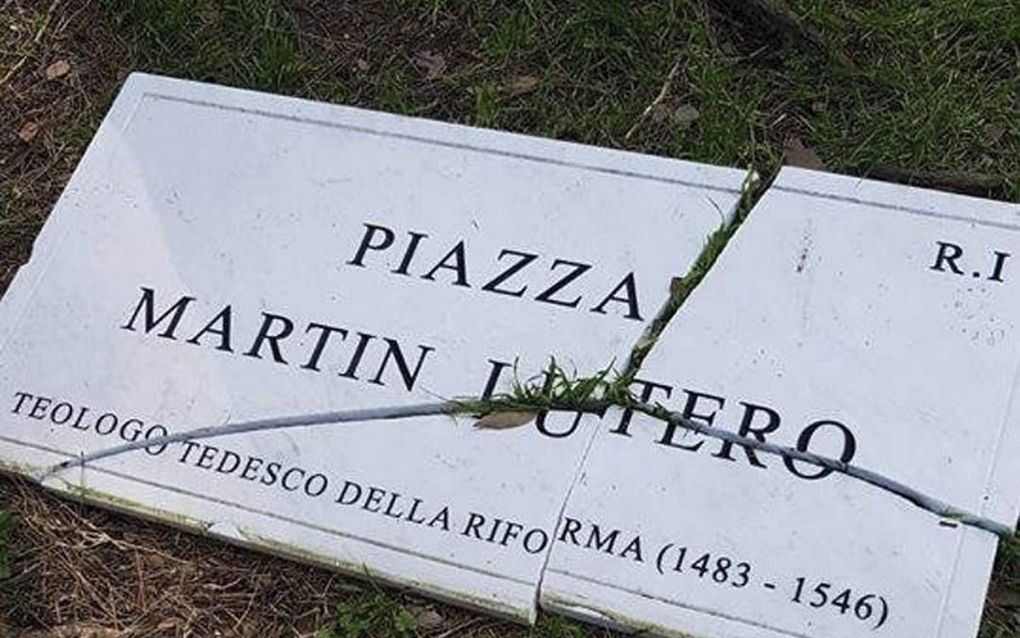 Het bordje van het Maarten Lutherplein in Rome, dat eerder deze week door vandalen is vernield. beeld AEI