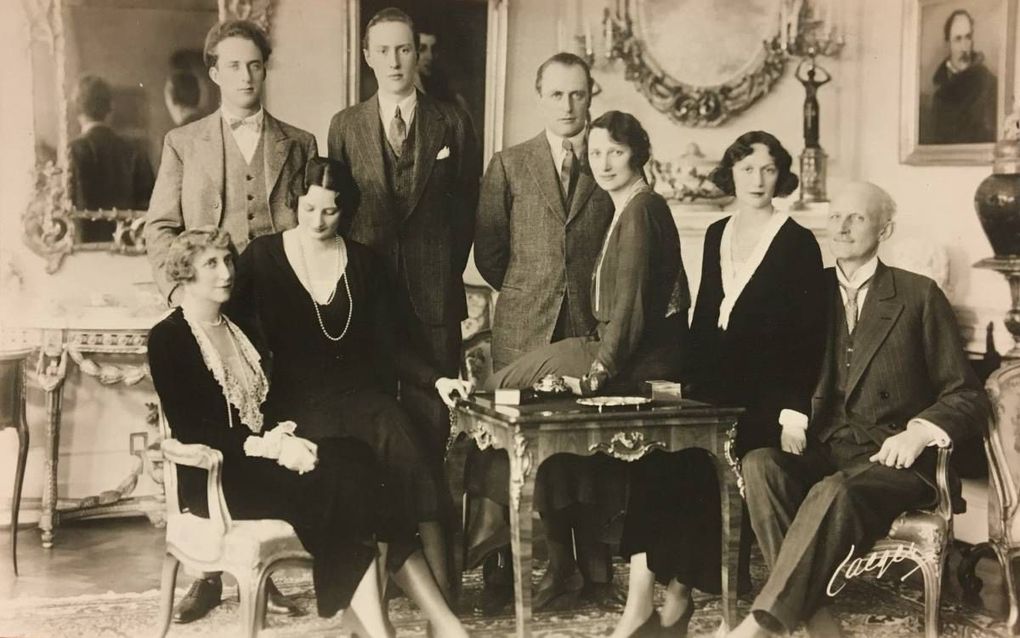 Familieportret. V.l.n.r.: moeder Ingeborg van Zweden, dochter Astrid en echtgenoot Leopold III (België), zoon Carl, de Noorse kroonprins Olav met zijn vrouw Märtha, haar zus Margareta en hun vader, prins Carl (broer van de Zweedse koning). beeld FD