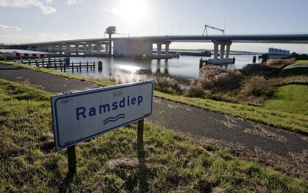 De energieneutrale Ramspolbrug tussen Kampen en Emmeloord. De christelijke partijen in Overijssel zien duurzaamheid als belangrijkste thema bij de provinciale verkiezingen. beeld ANP, Ferdy Damman