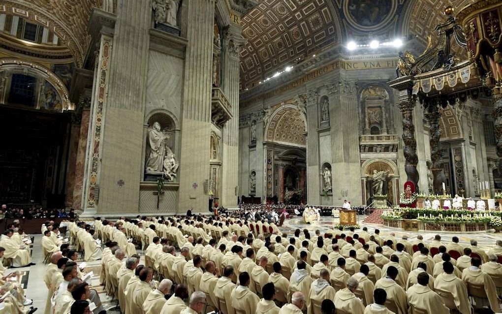 Homoseksualiteit is de norm bij de geestelijkheid in het Vaticaan, betoogt de Franse schrijver Frédéric Martel in zijn boek ”Sodoma”. Foto: kerkdienst in de Sint-Pieter in Rome, begin deze maand. beeld AFP, Tiziana Fabi