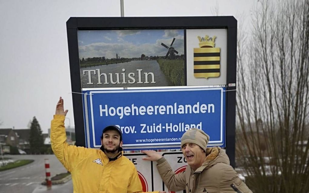 Sjaak Versluis en een compaan na de ludieke actie in de nieuwjaarsnacht. Zijn actiegroep, Hogeheerenlanden, vraagt aandacht voor het eigen karakter van de kernen in met name de voormalige gemeente Zederik. beeld Hogeheerenlanden