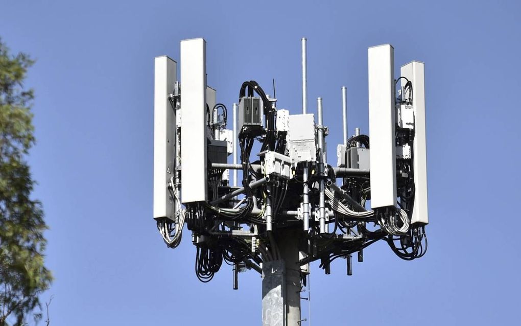 Waar het specifiek over 5G gaat, stelt de ICNIRP voor een heel hoog blootstellingsniveau toe te laten. Foto: 5G-toren in Canberra (Australië). beeld EPA, Mick Tsikas