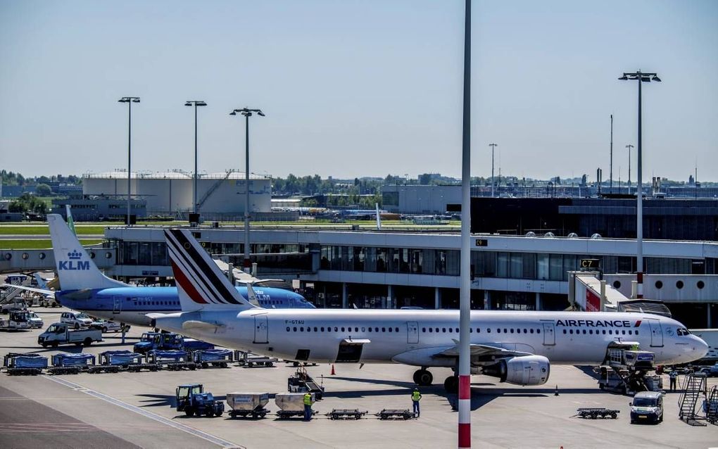 Vliegtuigen van Air France en KLM op luchthaven Schiphol. Ondernemers zijn blij met de stap van het kabinet dat een belang nam in de luchtvaartcombinatie Air France-KLM. VNO-NCW pleitte al langer voor een staatsdeelneming in Air France-KLM.  beeld ANP, Ro