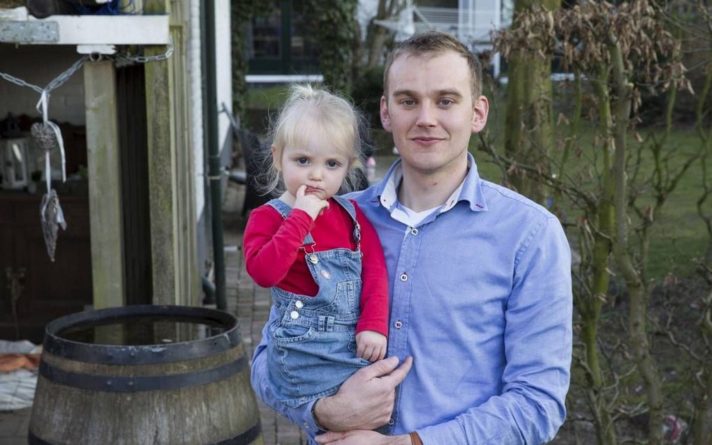 Marien van der Top uit Apeldoorn met zijn dochtertje. beeld RD, Anton Dommerholt