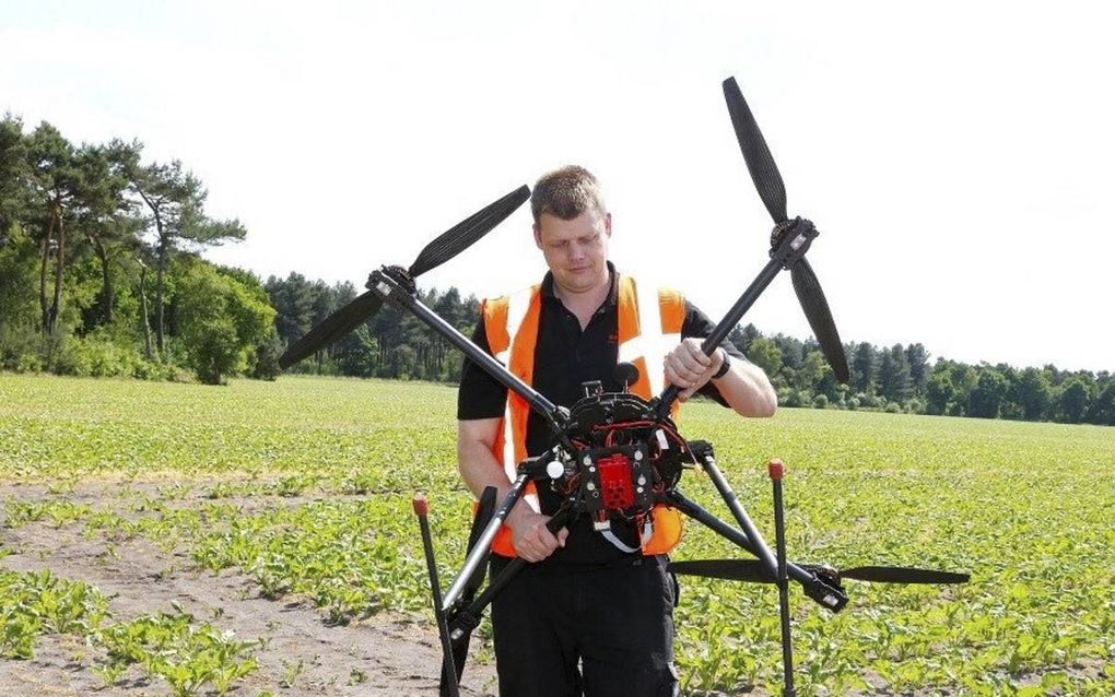 De vernieuwende agrariër Jacob van den Borne met een van z’n drones bij de gewassen. beeld Praktijkcentrum voor Precisielandbouw