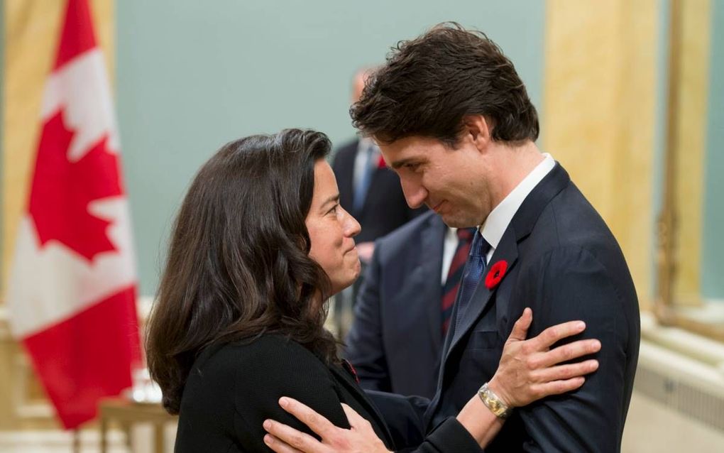 Trudeau (r.) en Wilson-Raybould bij haar beëdiging in 2015, toen ze nog goede maatjes waren. Inmiddels is Wilson afgetreden. beeld AFP, Adrian Wyld