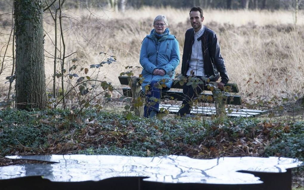 De onderzoekers Cecile aan de Stegge en Marco Gietema, onderzoekers van de sterfte tijdens de oorlog in de Willem Arntsz Hoeve in Den Dolder, in februari 2017 bij het gedenkteken voor de slachtoffers. De tekst op het monument luidt: „Zij stierven als snee