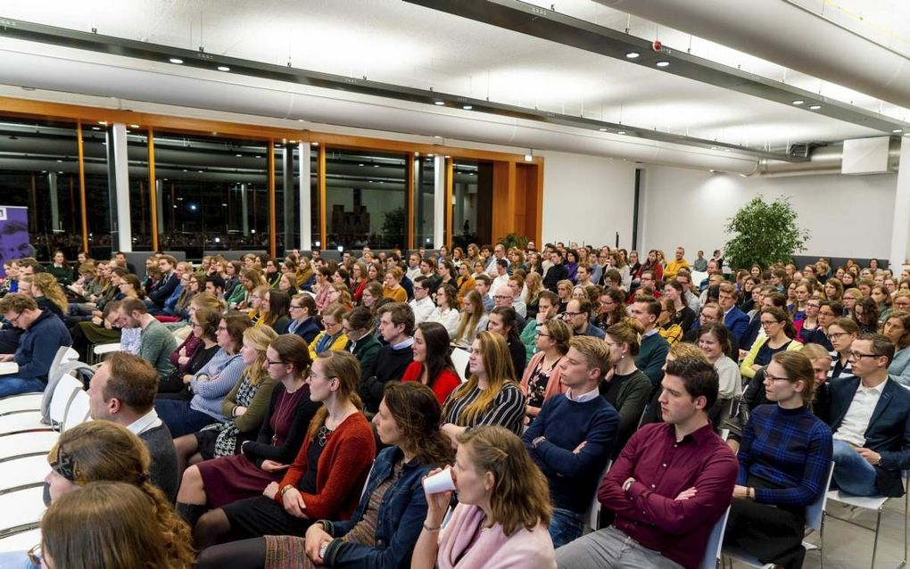 Jongeren van de Gereformeerde Gemeenten waren zaterdag  in Rotterdam bijeen rond het thema ”Leren van de dieren”. Ds. W. J. Karels hield een lezing. beeld Cees van der Wal