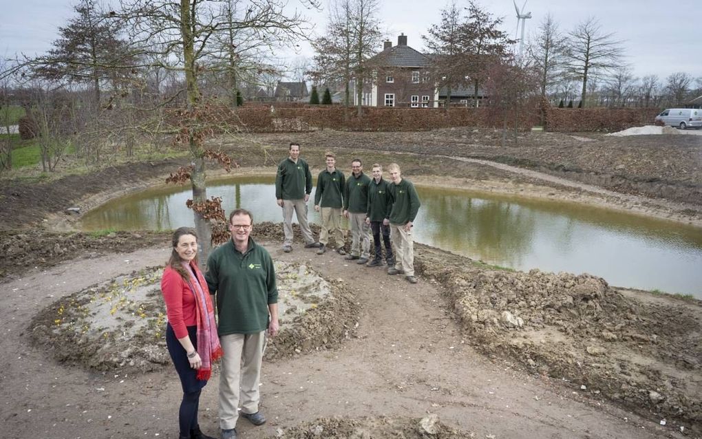 Hendrik en Hanneke Zaaijer legden deze winter –met hulp van „de jongens” een tuin aan waar dieren niet alleen voedsel kunnen halen, maar zich ook kunnen nestelen en voortplanten. beeld Niek Stam