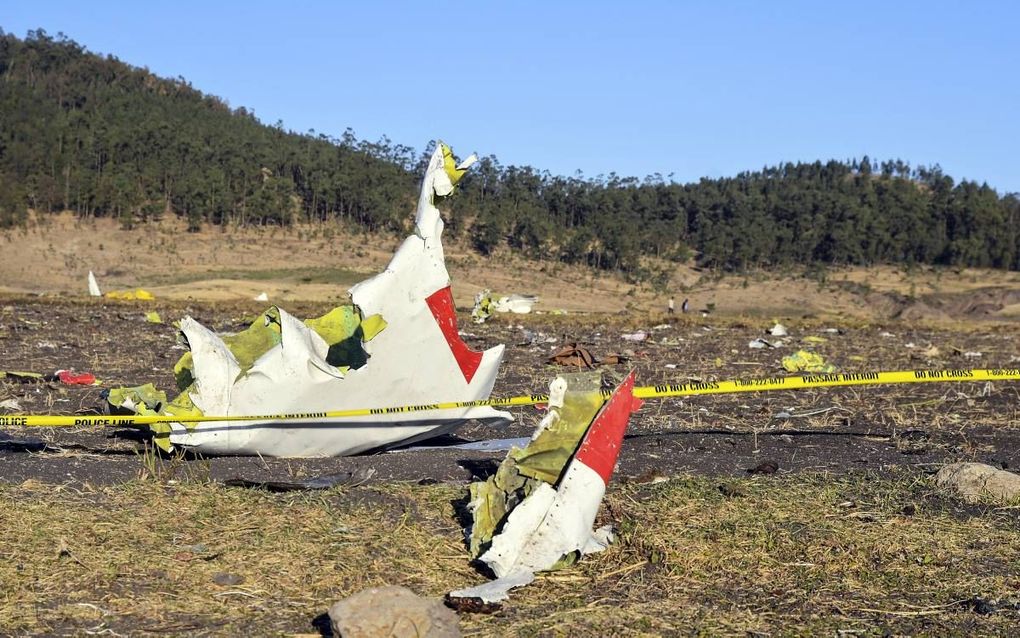 Brokstukken van de zondag verongelukte Boeing 737 MAX van Ethiopian Airlines. Bij de vliegramp zijn alle 157 inzittenden om het leven gekomen. beeld EPA