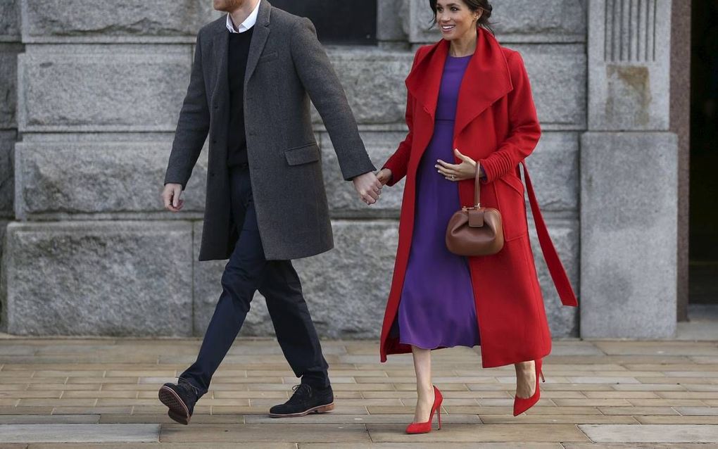 Hertogin Meghan droeg in januari een paarse jurk met rode mantel; kleding die de Britten aan prinses Diana deed denken. beeld EPA, Nigel Roddis