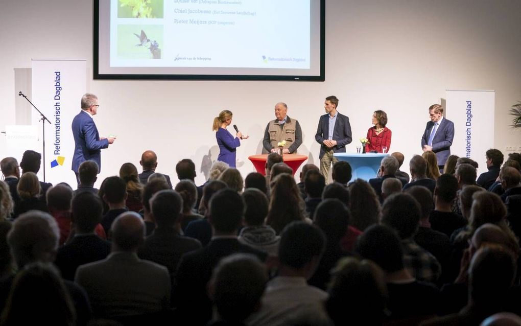 De deelnemers aan het debat over schepping en biodiversiteit. V.l.n.r.: debatleider Riekelt Pasterkamp, minister Carola Schouten, ecoloog Chiel Jacobusse, SGP-jongere Pieter Meijers, voorzitter van het deltaplan biodiversiteit Louise Vet en prof. Wim de V