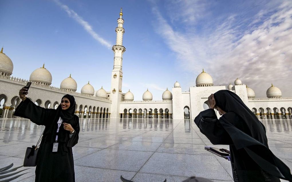 Vrouwen maken een selfie op het plein voor de Sjeik Zayed Grote Moskee in Abu Dhabi, net voor het bezoek van paus Franciscus aan de Verenigde Arabische Emiraten begin vorige maand. beeld AFP, Vincenzo Pinto