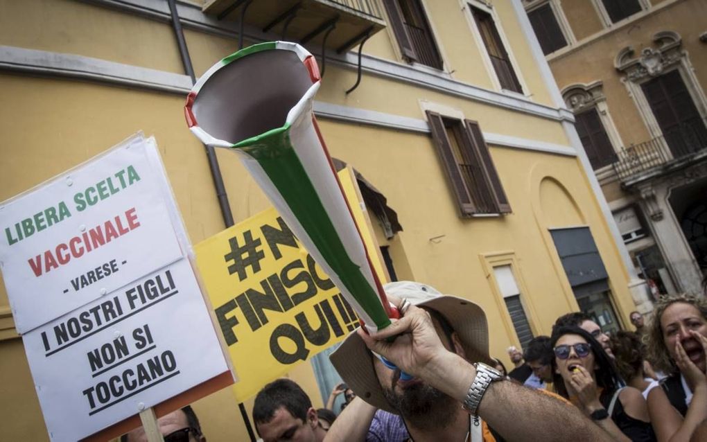 Protest tegen de invoering van de wet op verplichte vaccinatie in Rome, juli 2017. beeld NurPhoto, Andrea Ronchini