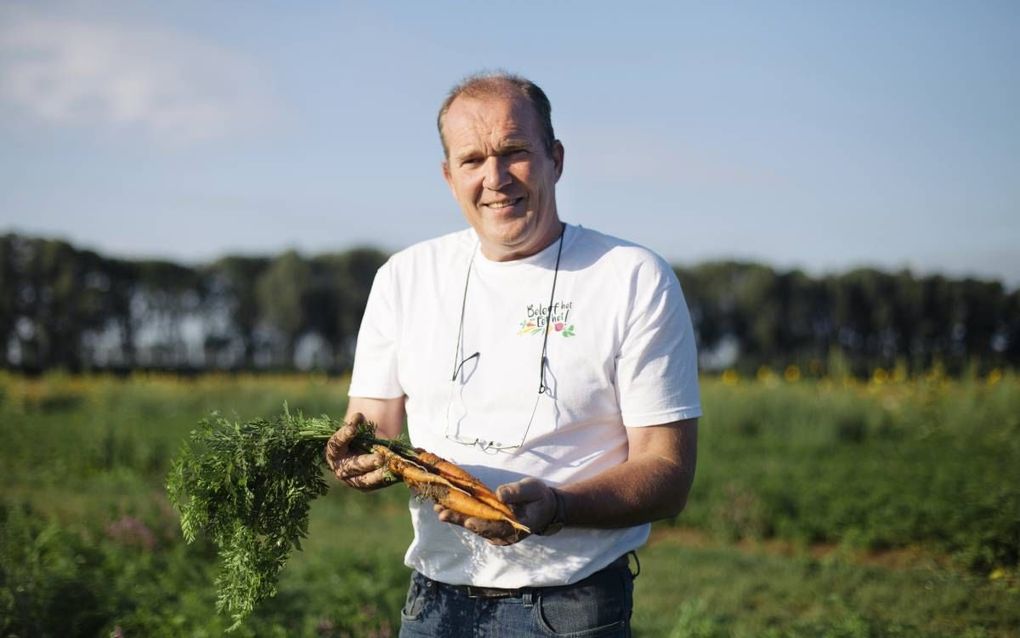 Bij Martin de Ruiter in Strijen oogsten mensen zelf hun groente. „Ouders bedanken mij voor deze gelegenheid. Hun kinderen zien nu hoe aardappels en wortels groeien.
  beeld Beleef het en Eet het!