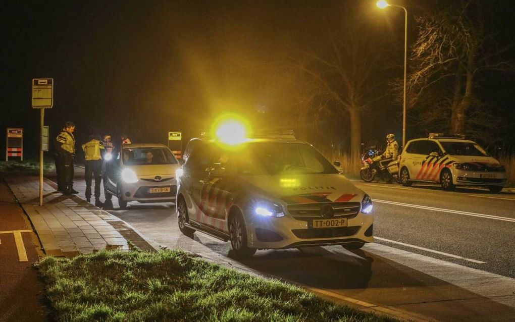 Ook woensdag was de politie extra alert in Urk. Daar is het onrustig vanwege rellende jongeren die een Marokkaans gezin belaagden.  beeld ANP, Ginopress