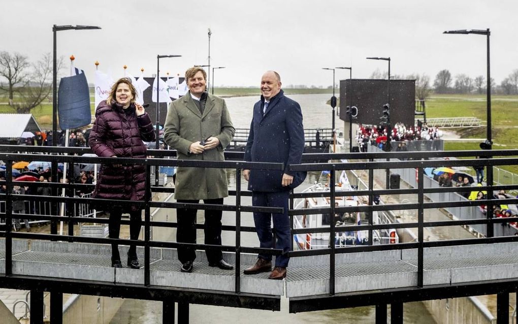 Koning Willem-Alexander opende donderdag het Reevediep bij Kampen. Links minister Cora van Nieuwenhuizen, rechts de Overijsselse gedeputeerde Bert Boerman. beeld ANP, Patrick van Katwijk