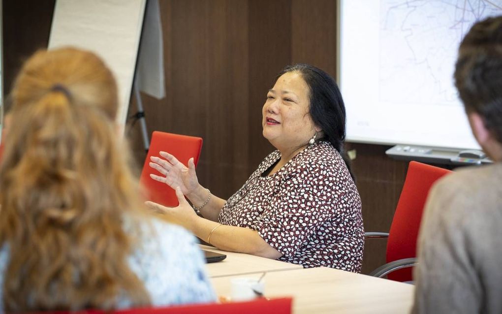 Sandra Sue geeft uitleg over de provincie. beeld Niek Stam