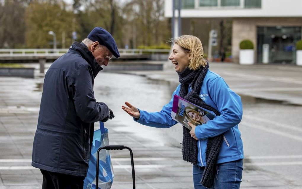 Lijsttrekker Francis van der Mooren in gesprek met een kiezer op Plein 1992 in Maastricht. De ChristenUnie verwacht voor het eerst een zetel te halen in Limburg. beeld Jean-Pierre Geusens